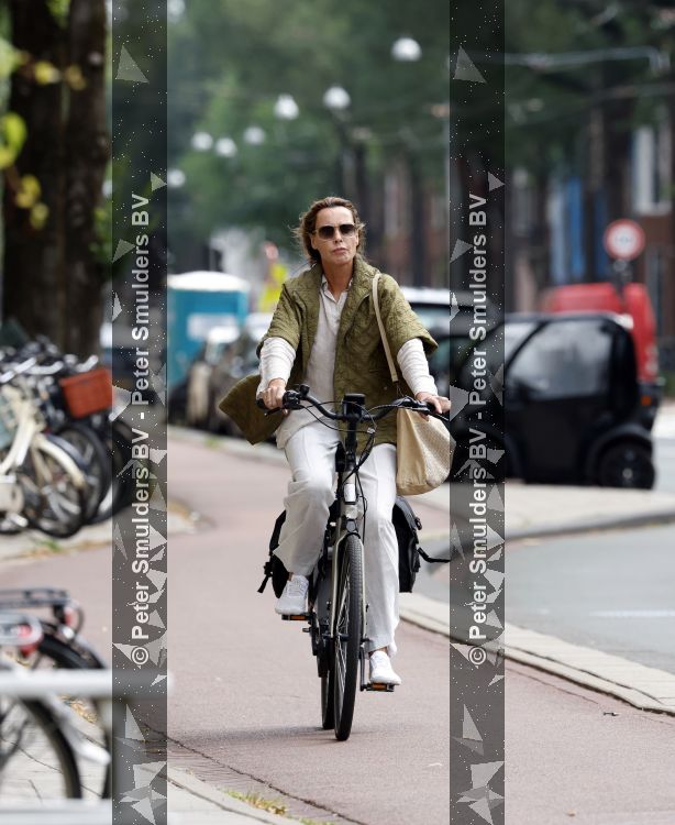Amsterdam 27 juli 2026
Micky Hoogendijk op de fiets in Amsterdam zuid.