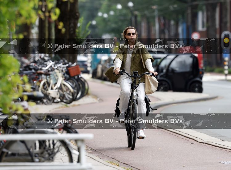 Amsterdam 27 juli 2026
Micky Hoogendijk op de fiets in Amsterdam zuid.
