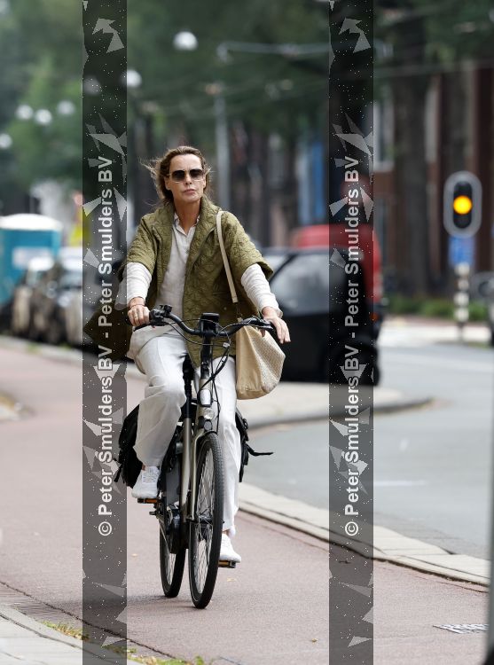 Amsterdam 27 juli 2026
Micky Hoogendijk op de fiets in Amsterdam zuid.