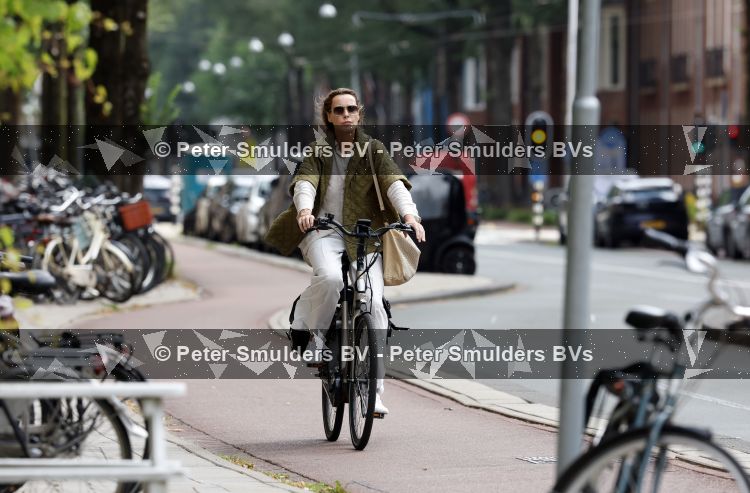 Amsterdam 27 juli 2026
Micky Hoogendijk op de fiets in Amsterdam zuid.