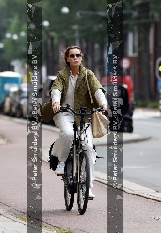 Amsterdam 27 juli 2026
Micky Hoogendijk op de fiets in Amsterdam zuid.