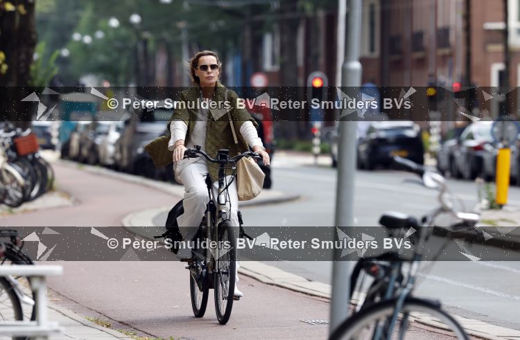 Amsterdam 27 juli 2026
Micky Hoogendijk op de fiets in Amsterdam zuid.