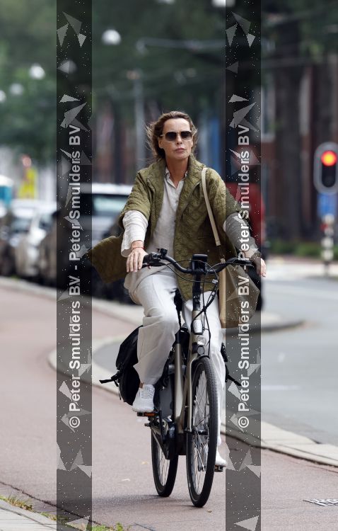 Amsterdam 27 juli 2026
Micky Hoogendijk op de fiets in Amsterdam zuid.