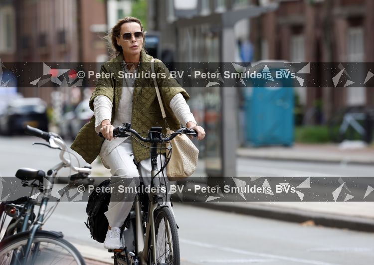 Amsterdam 27 juli 2026
Micky Hoogendijk op de fiets in Amsterdam zuid.