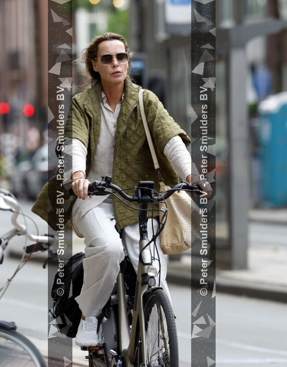 Amsterdam 27 juli 2026
Micky Hoogendijk op de fiets in Amsterdam zuid.