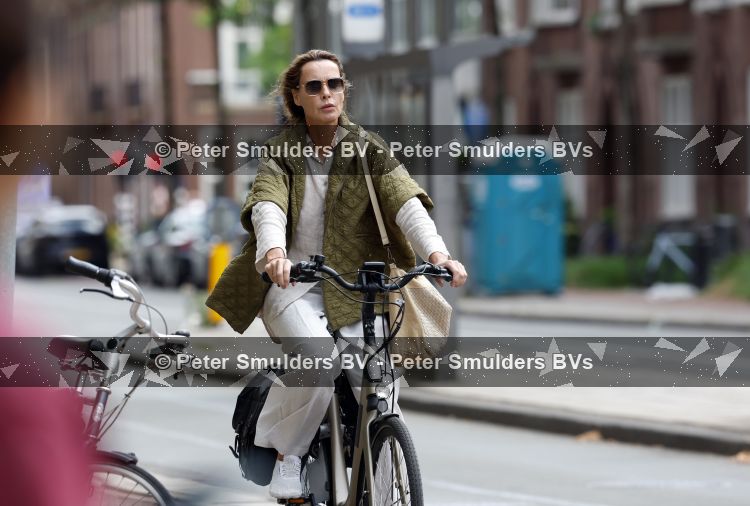 Amsterdam 27 juli 2026
Micky Hoogendijk op de fiets in Amsterdam zuid.