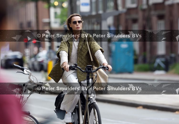 Amsterdam 27 juli 2026
Micky Hoogendijk op de fiets in Amsterdam zuid.
