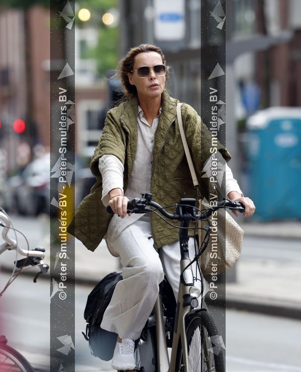 Amsterdam 27 juli 2026
Micky Hoogendijk op de fiets in Amsterdam zuid.