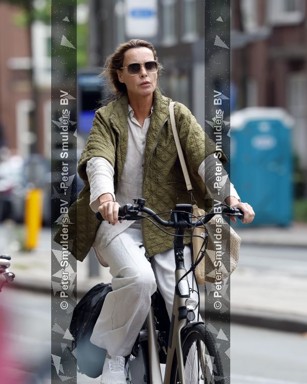 Amsterdam 27 juli 2026
Micky Hoogendijk op de fiets in Amsterdam zuid.