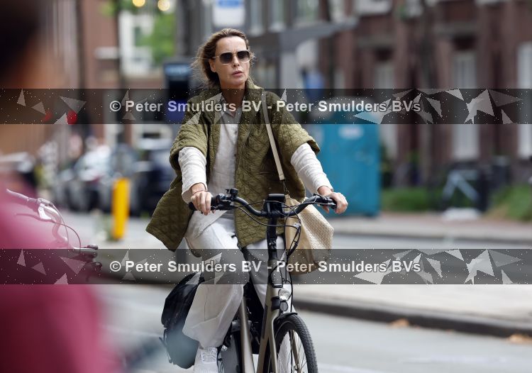 Amsterdam 27 juli 2026
Micky Hoogendijk op de fiets in Amsterdam zuid.