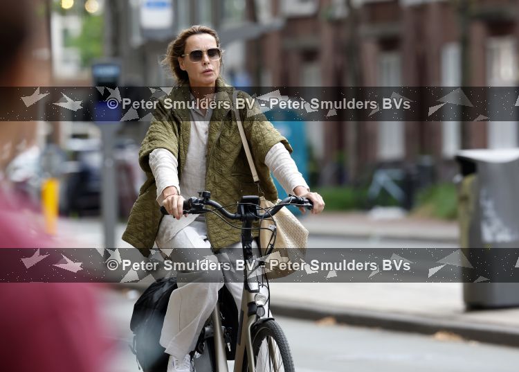 Amsterdam 27 juli 2026
Micky Hoogendijk op de fiets in Amsterdam zuid.