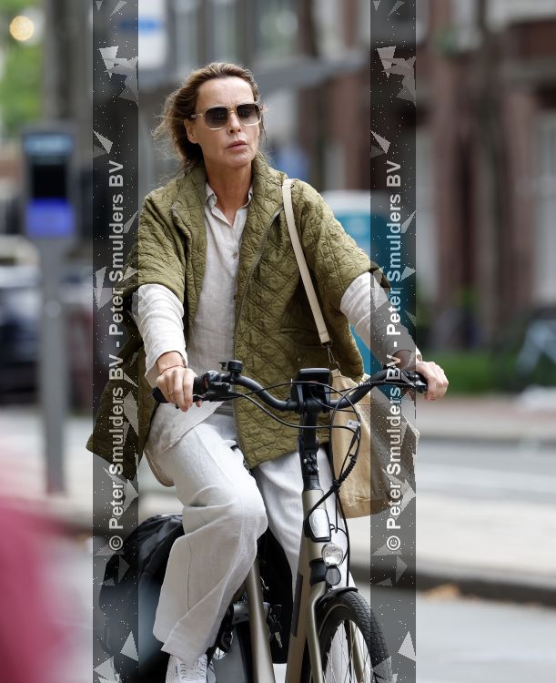 Amsterdam 27 juli 2026
Micky Hoogendijk op de fiets in Amsterdam zuid.