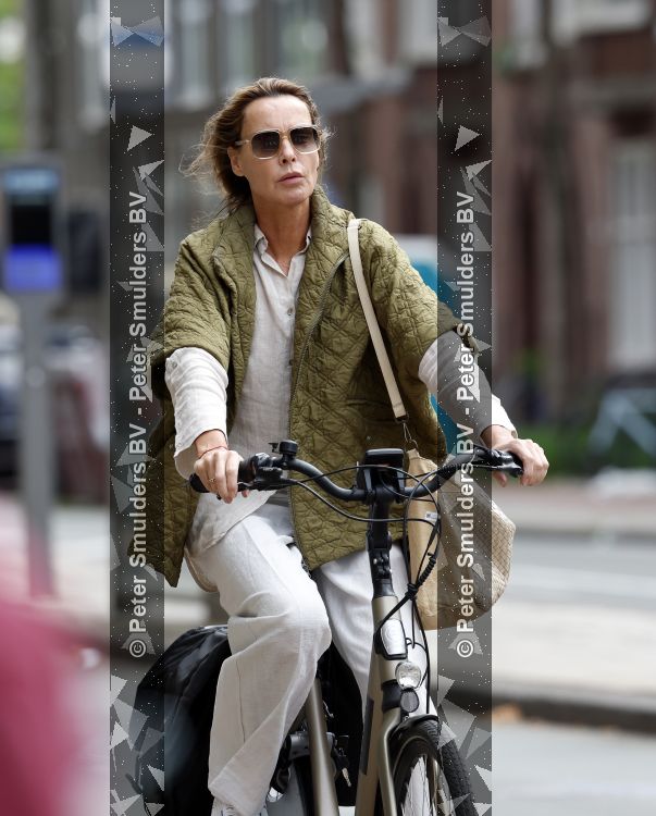 Amsterdam 27 juli 2026
Micky Hoogendijk op de fiets in Amsterdam zuid.