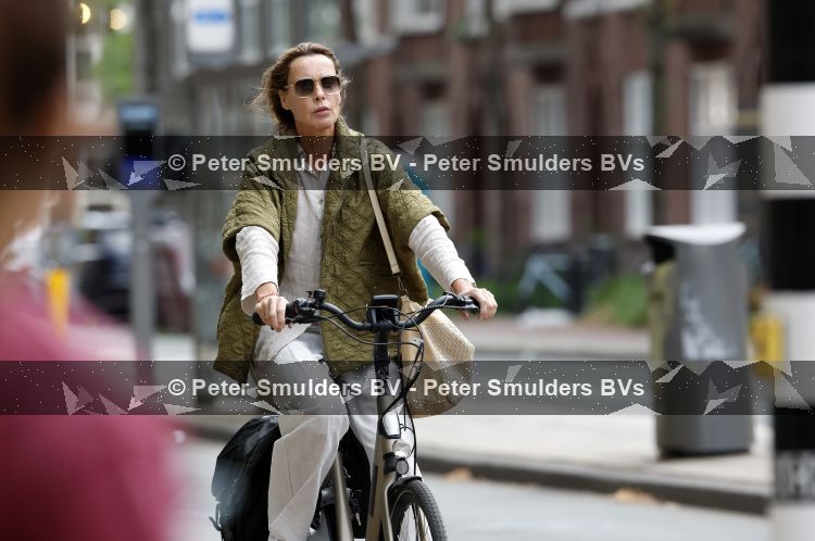 Amsterdam 27 juli 2026
Micky Hoogendijk op de fiets in Amsterdam zuid.