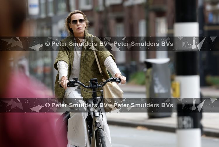 Amsterdam 27 juli 2026
Micky Hoogendijk op de fiets in Amsterdam zuid.