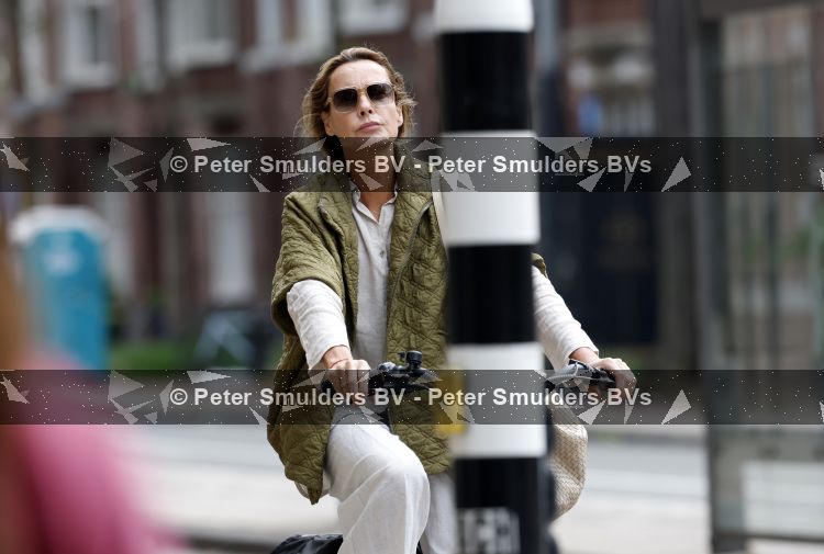 Amsterdam 27 juli 2026
Micky Hoogendijk op de fiets in Amsterdam zuid.