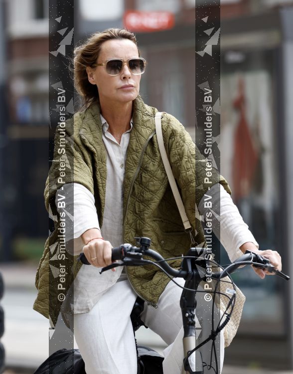 Amsterdam 27 juli 2026
Micky Hoogendijk op de fiets in Amsterdam zuid.