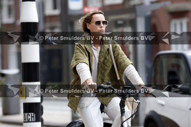 Amsterdam 27 juli 2026
Micky Hoogendijk op de fiets in Amsterdam zuid.