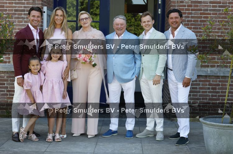 Blaricum / Amstelveen 28 mei 2026
Oger Lusink en zijn vrouw Ellen trouwen in het gemeentehuis van Blaricum en daarna hebben ze een lunch bij restaurant Aan de Poel . Sophie v Vliet met dochters en Martijn Lusink . Sander Lusink en 