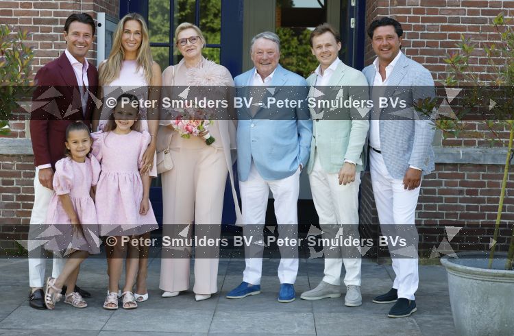 Blaricum / Amstelveen 28 mei 2026
Oger Lusink en zijn vrouw Ellen trouwen in het gemeentehuis van Blaricum en daarna hebben ze een lunch bij restaurant Aan de Poel . Sophie v Vliet met dochters en Martijn Lusink . Sander Lusink en 