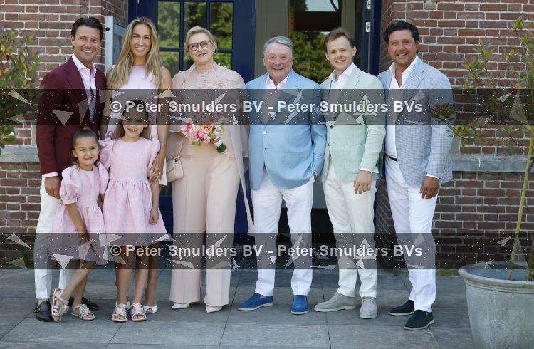 Blaricum / Amstelveen 28 mei 2026
Oger Lusink en zijn vrouw Ellen trouwen in het gemeentehuis van Blaricum en daarna hebben ze een lunch bij restaurant Aan de Poel . Sophie v Vliet met dochters en Martijn Lusink . Sander Lusink en 