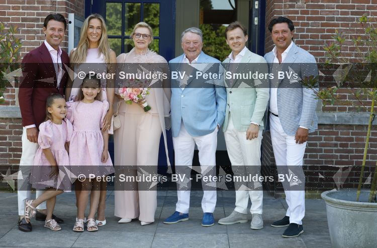 Blaricum / Amstelveen 28 mei 2026
Oger Lusink en zijn vrouw Ellen trouwen in het gemeentehuis van Blaricum en daarna hebben ze een lunch bij restaurant Aan de Poel . Sophie v Vliet met dochters en Martijn Lusink . Sander Lusink en 