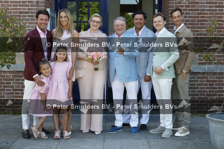 Blaricum / Amstelveen 28 mei 2026
Oger Lusink en zijn vrouw Ellen trouwen in het gemeentehuis van Blaricum en daarna hebben ze een lunch bij restaurant Aan de Poel . Sophie v Vliet met dochters en Martijn Lusink . Sander Lusink en 