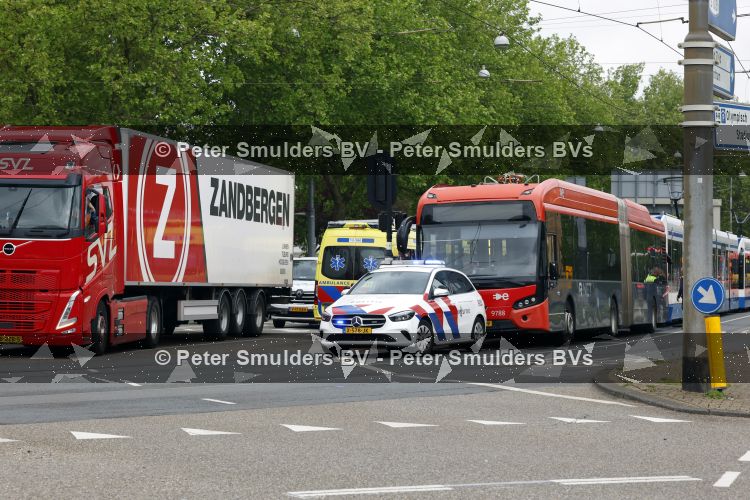 Amsterdam 20 mei 2026
Ongeluk tussen een stadsbus en een tram ter hoogte van Olympisch stadion .