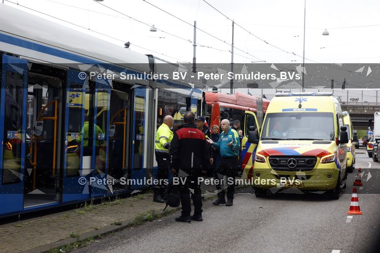 Amsterdam 20 mei 2026
Ongeluk tussen een stadsbus en een tram ter hoogte van Olympisch stadion .