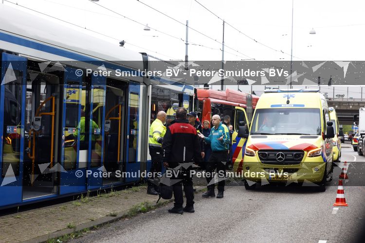 Amsterdam 20 mei 2026
Ongeluk tussen een stadsbus en een tram ter hoogte van Olympisch stadion .