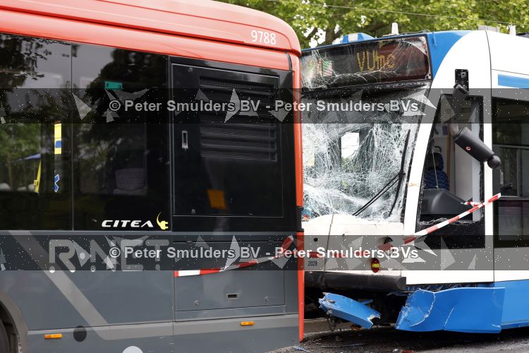 Amsterdam 20 mei 2026
Ongeluk tussen een stadsbus en een tram ter hoogte van Olympisch stadion .