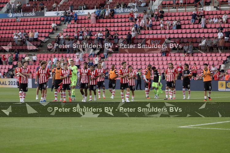 Eindhoven, 3 Augustus 2026
Johan Cruijffschaal wedstrijd
PSV-AZ Eindstand 0-4
PSV Spelers bedanken het publiek
Foto Carlo van Hout