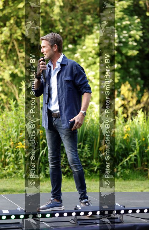 Amsterdam 29 mei 2026
Prins Maurits opent het golftournooi in het Vondelpark met een mooie afslag .