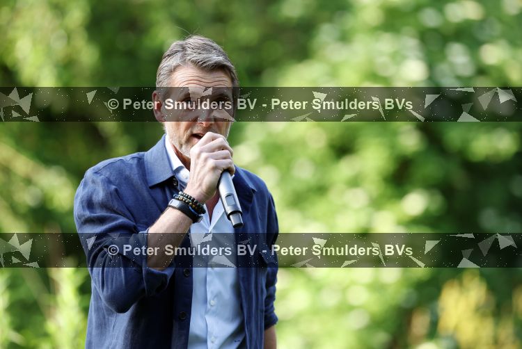 Amsterdam 29 mei 2026
Prins Maurits opent het golftournooi in het Vondelpark met een mooie afslag .