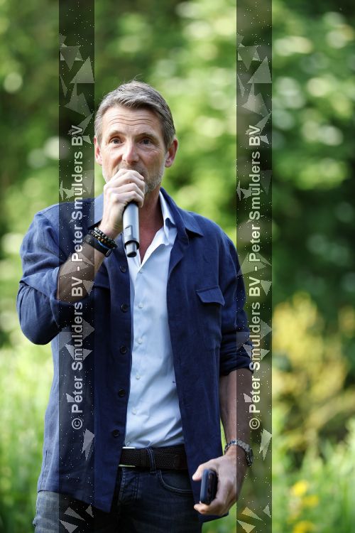 Amsterdam 29 mei 2026
Prins Maurits opent het golftournooi in het Vondelpark met een mooie afslag .