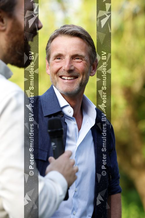 Amsterdam 29 mei 2026
Prins Maurits opent het golftournooi in het Vondelpark met een mooie afslag .