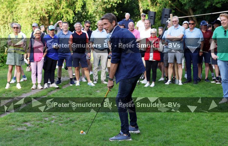 Amsterdam 29 mei 2026
Prins Maurits opent het golftournooi in het Vondelpark met een mooie afslag .