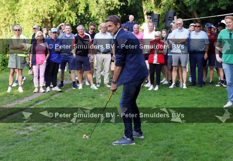 Amsterdam 29 mei 2026
Prins Maurits opent het golftournooi in het Vondelpark met een mooie afslag .