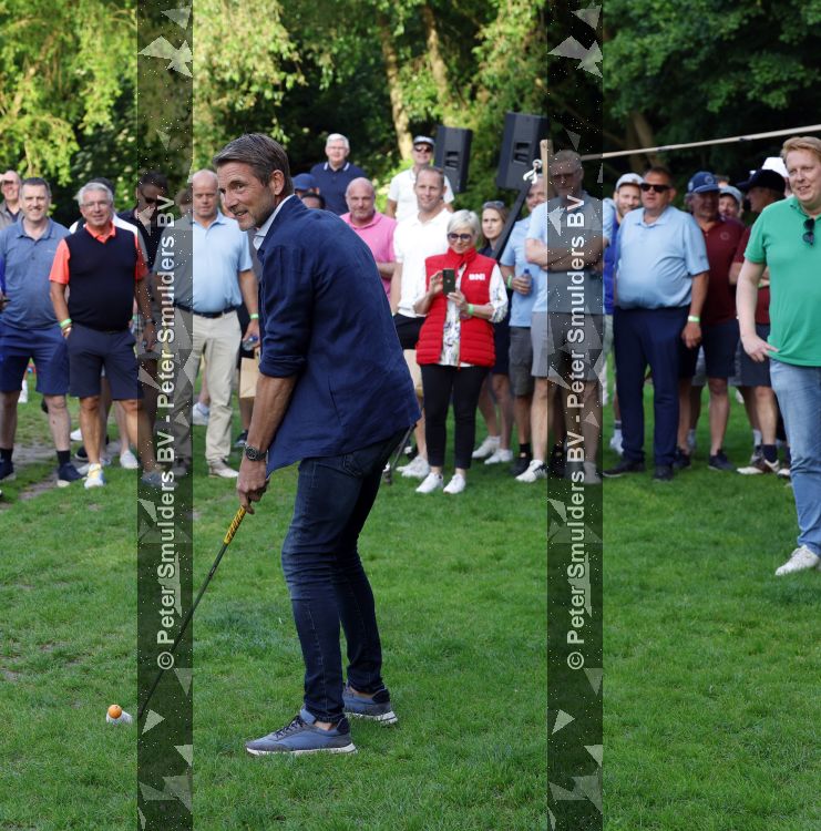 Amsterdam 29 mei 2026
Prins Maurits opent het golftournooi in het Vondelpark met een mooie afslag .