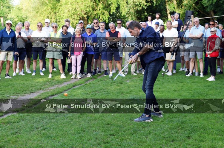 Amsterdam 29 mei 2026
Prins Maurits opent het golftournooi in het Vondelpark met een mooie afslag .