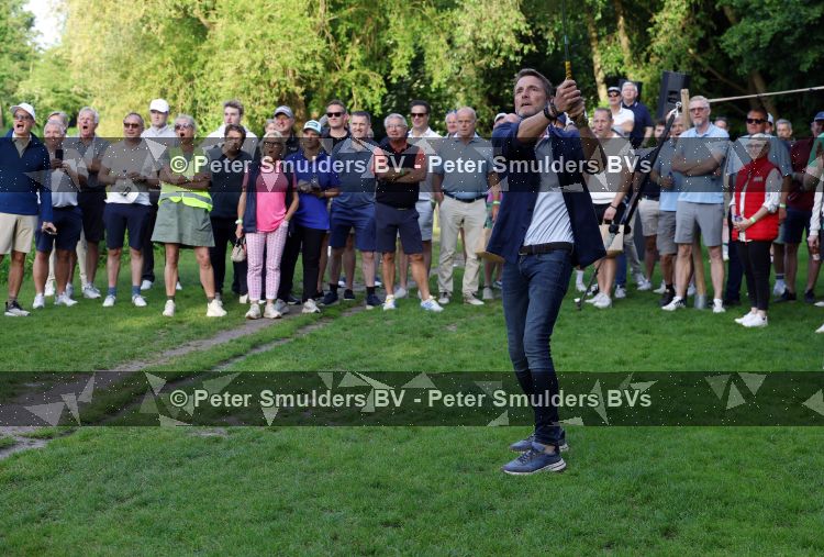 Amsterdam 29 mei 2026
Prins Maurits opent het golftournooi in het Vondelpark met een mooie afslag .