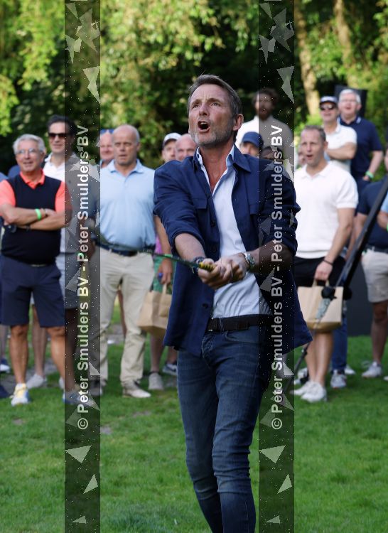 Amsterdam 29 mei 2026
Prins Maurits opent het golftournooi in het Vondelpark met een mooie afslag .