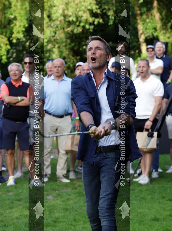 Amsterdam 29 mei 2026
Prins Maurits opent het golftournooi in het Vondelpark met een mooie afslag .