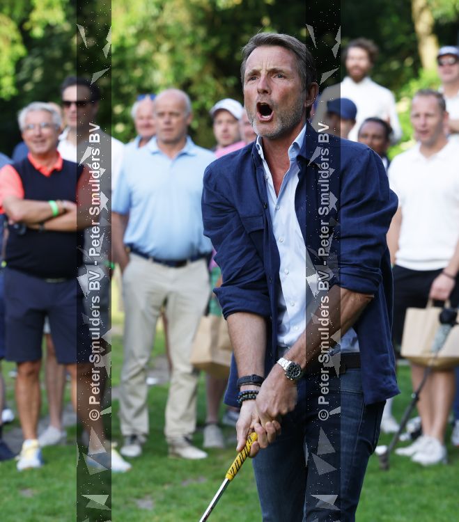 Amsterdam 29 mei 2026
Prins Maurits opent het golftournooi in het Vondelpark met een mooie afslag .
