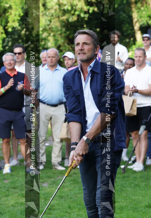 Amsterdam 29 mei 2026
Prins Maurits opent het golftournooi in het Vondelpark met een mooie afslag .