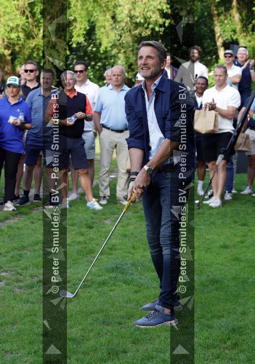 Amsterdam 29 mei 2026
Prins Maurits opent het golftournooi in het Vondelpark met een mooie afslag .