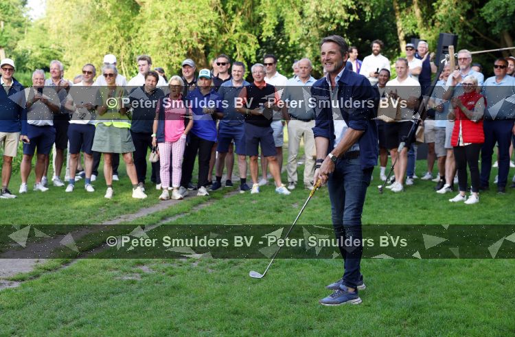 Amsterdam 29 mei 2026
Prins Maurits opent het golftournooi in het Vondelpark met een mooie afslag .