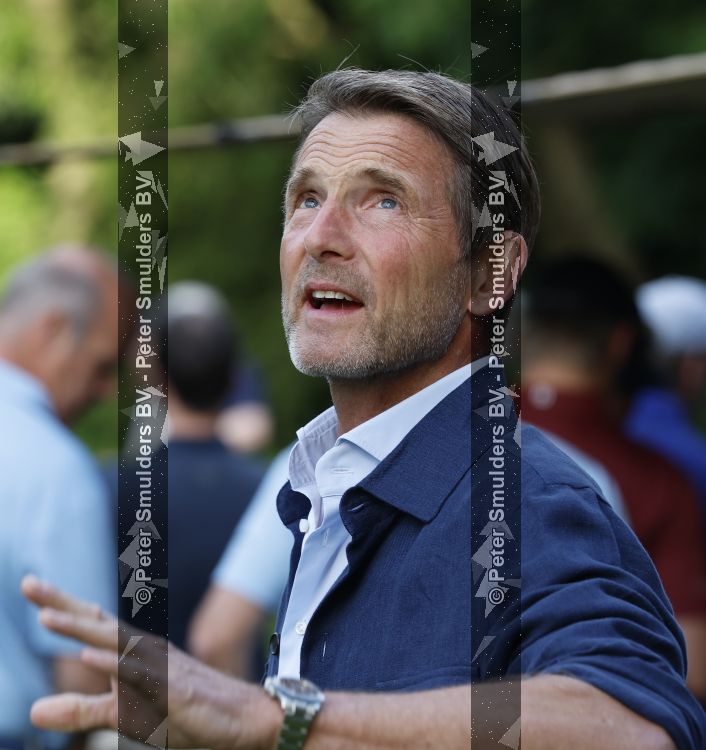 Amsterdam 29 mei 2026
Prins Maurits opent het golftournooi in het Vondelpark met een mooie afslag .