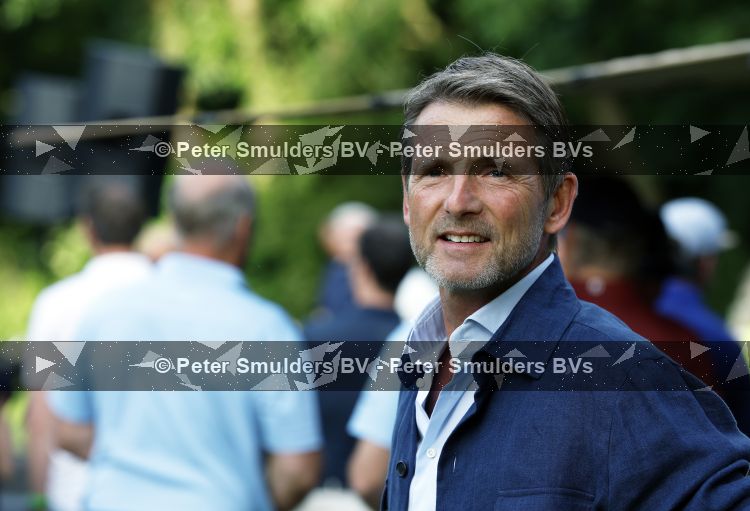 Amsterdam 29 mei 2026
Prins Maurits opent het golftournooi in het Vondelpark met een mooie afslag .