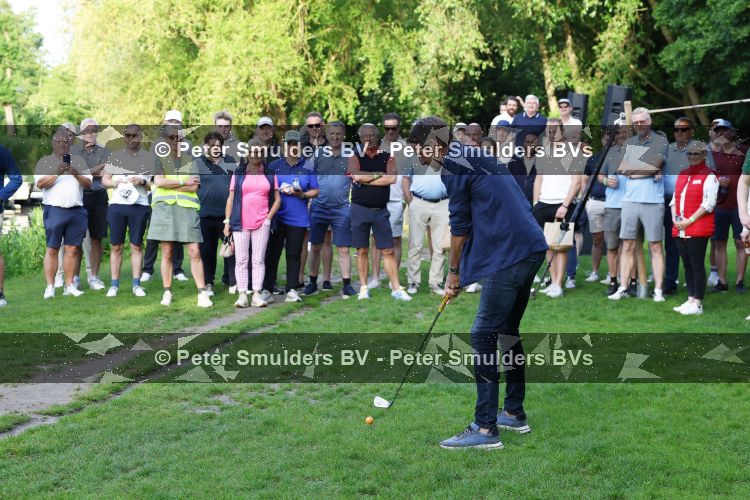 Amsterdam 29 mei 2026
Prins Maurits opent het golftournooi in het Vondelpark met een mooie afslag .